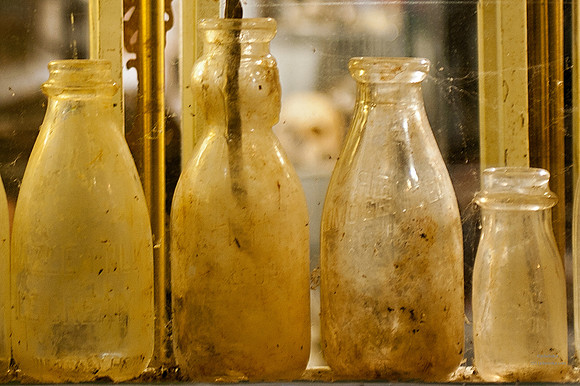 "Color, Doors, Objects, Scenery, Windows, Architecture, Automobiles, Artifacts"