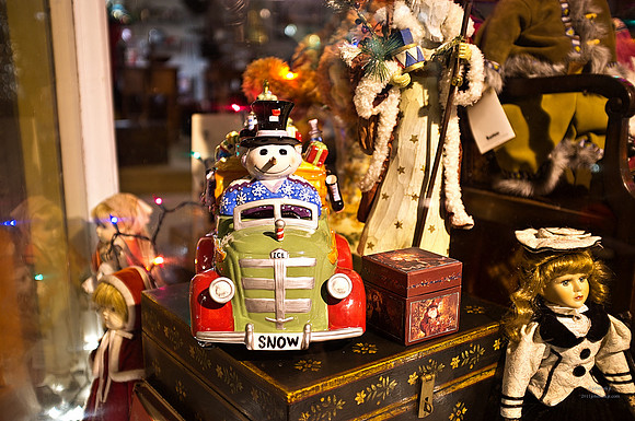 "Color, Doors, Objects, Scenery, Windows, Architecture, Automobiles, Artifacts"